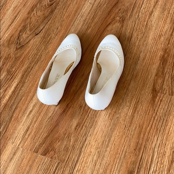 Vintage white heels. Red Cross shoes size 7 - Picture 2 of 16